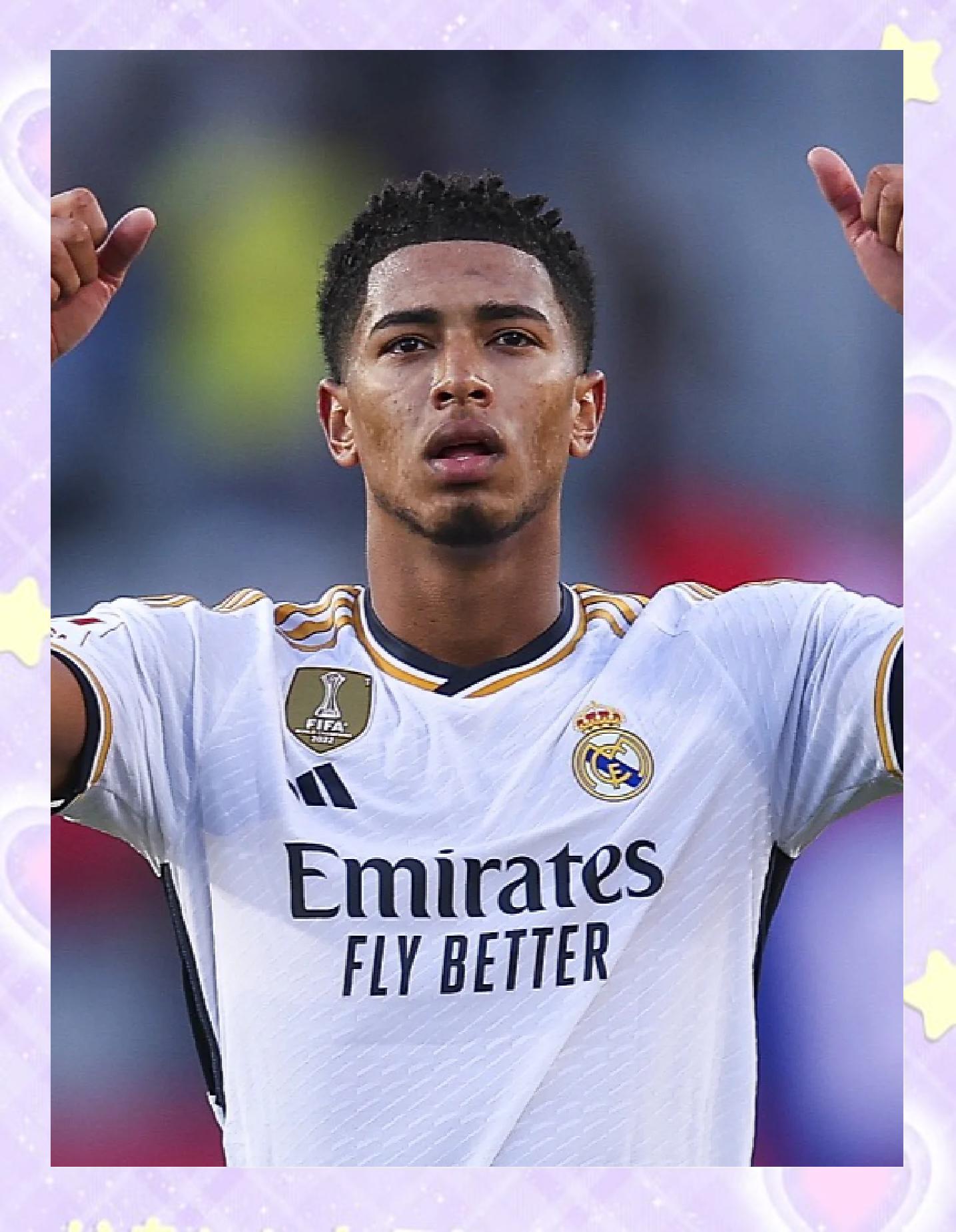 詹姆斯助攻队友完成精彩扣篮（詹姆斯妙传助队友上演精彩暴扣）