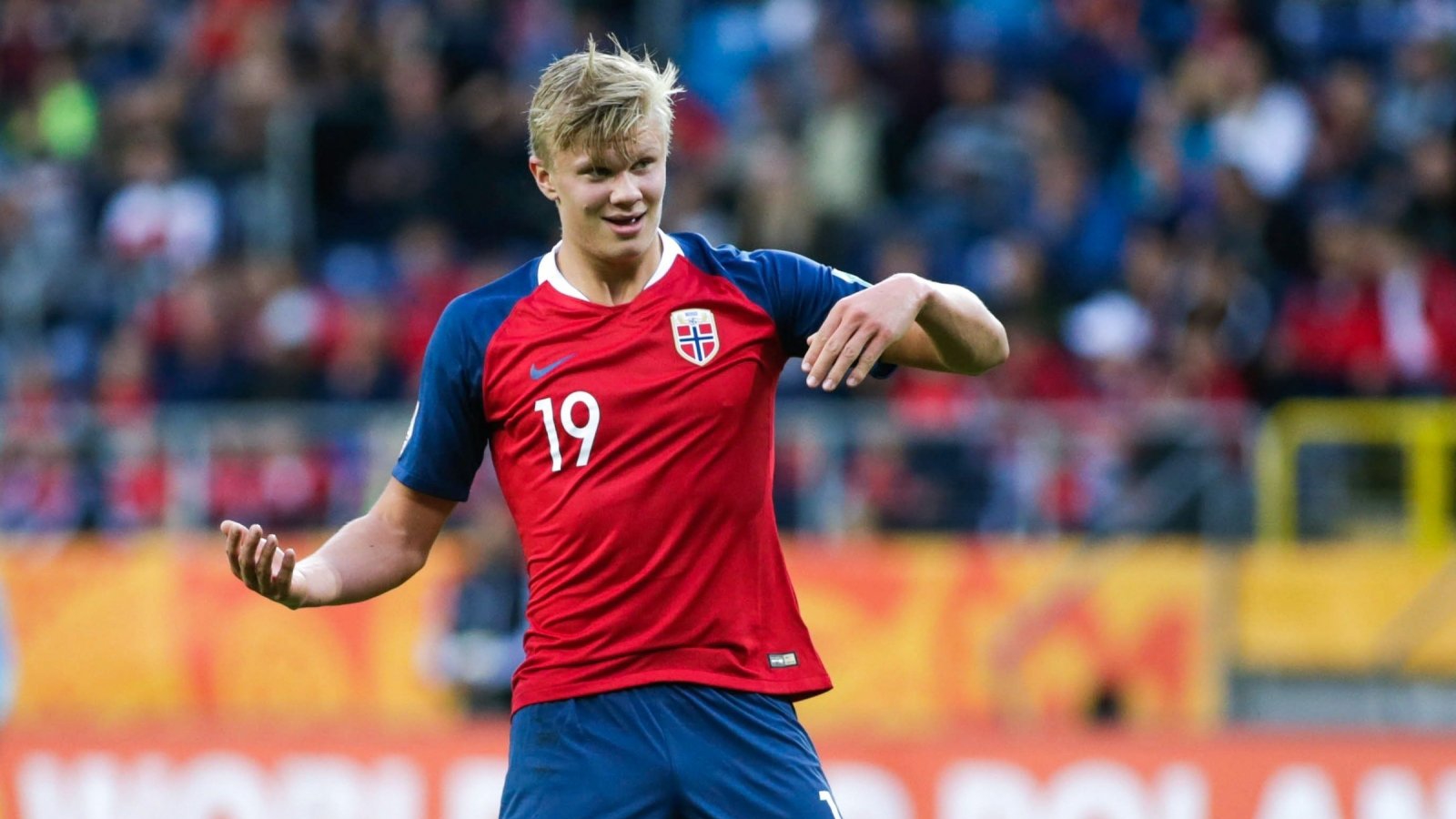 意大利女排3-0美国，晋级四强，队员疯狂庆祝，埃格努20分得分王（意大利女排直落三局横扫美国晋级四强，埃格努砍下20分荣膺得分王）