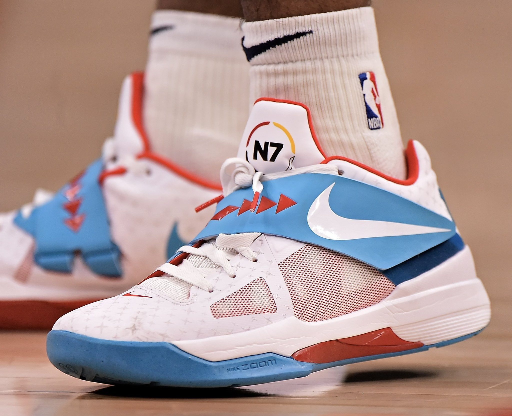 他用扣篮点燃全场（一记暴扣引爆全场）