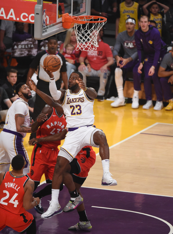 皇家马德里的阿诺德因伤缺阵两个月，防线危机如何应对？（阿诺德伤停两月，皇家马德里后防危机如何化解？）