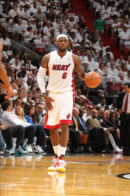 桑托斯：队友们帮了我很多，和内托等人比赛让我感觉很轻松（桑托斯：在队友支持下，与内托等人交手让我倍感轻松）