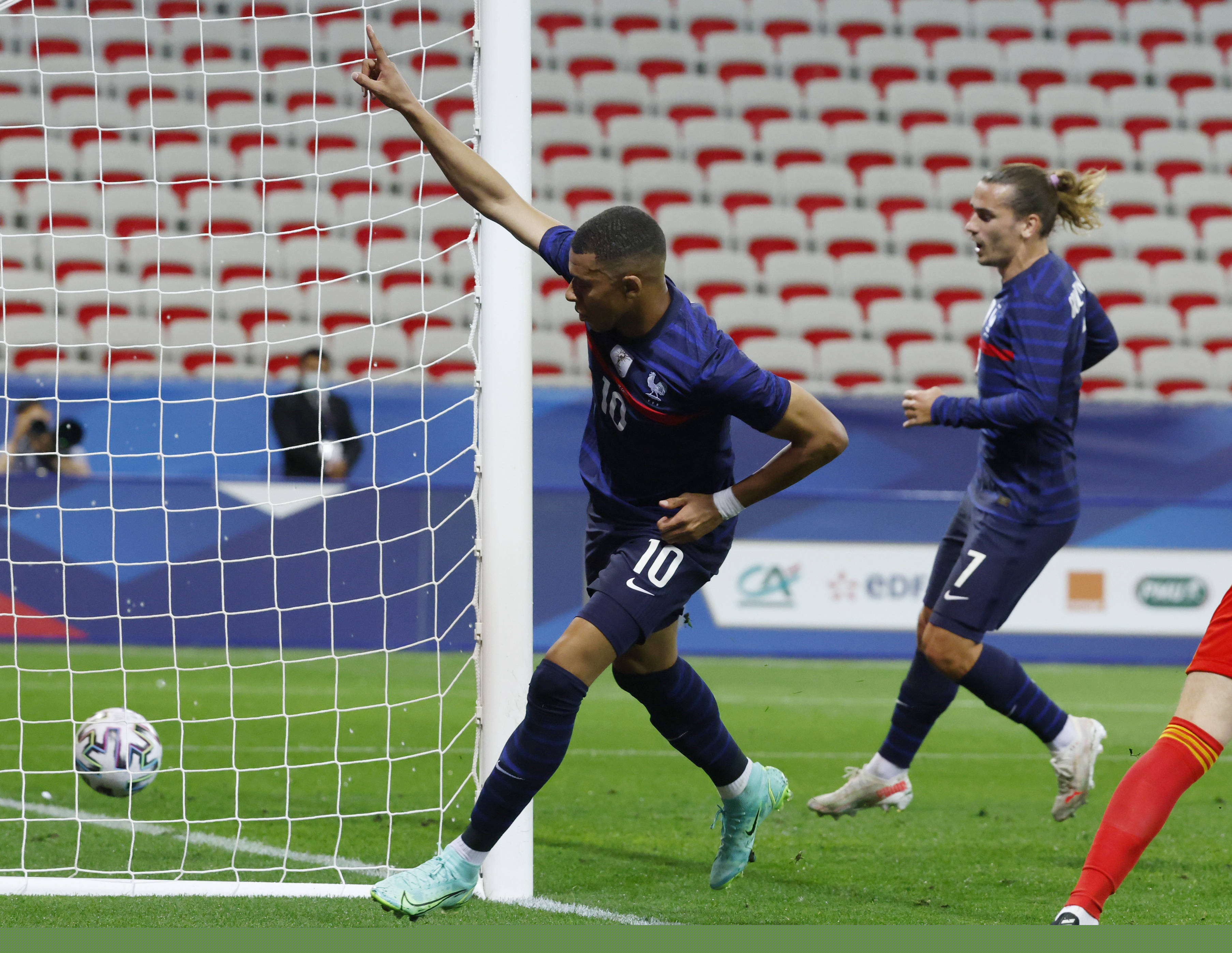 这队的节奏掌控太稳重了（这支球队的节奏把控极为沉稳）