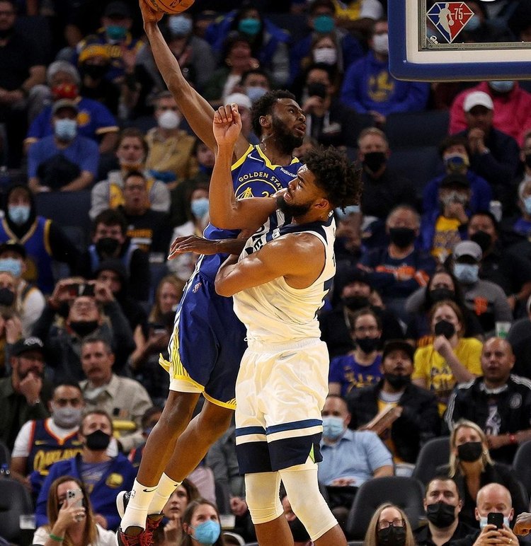 某球星赛后泪崩，场面令人动容（某球星赛后泪洒赛场，场面感人至深）