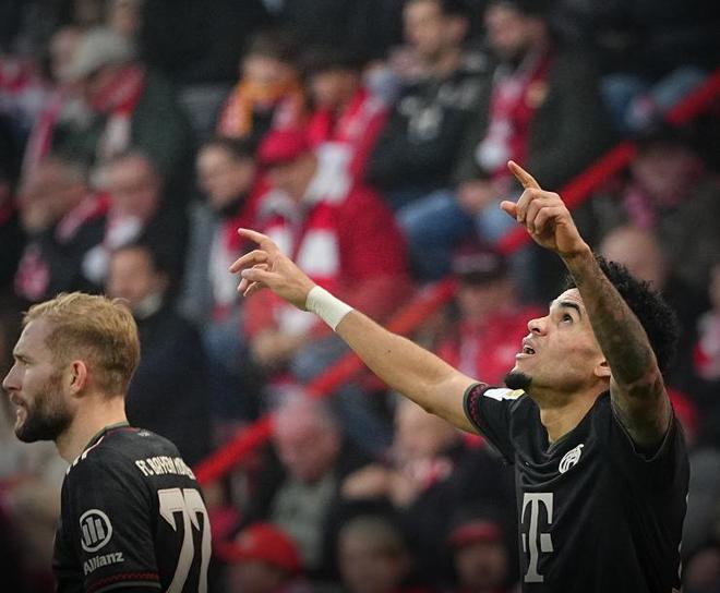 翻修球场，“连滚带爬”为的是“从从容容”（翻修球场，今日的“连滚带爬”只为明日的“从容不迫”）