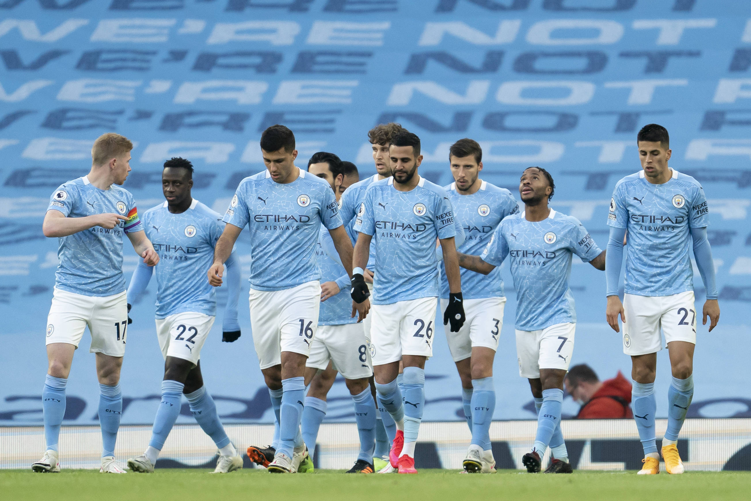 张陈治锋高效砍下11分9篮板，杨鸣场边为他握拳怒吼（张陈治锋高效斩获11分9板，杨鸣场边握拳怒吼助威）