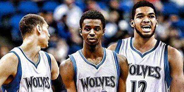 球队在客场打出稳定表现，士气高涨（客场表现稳健，士气正盛）