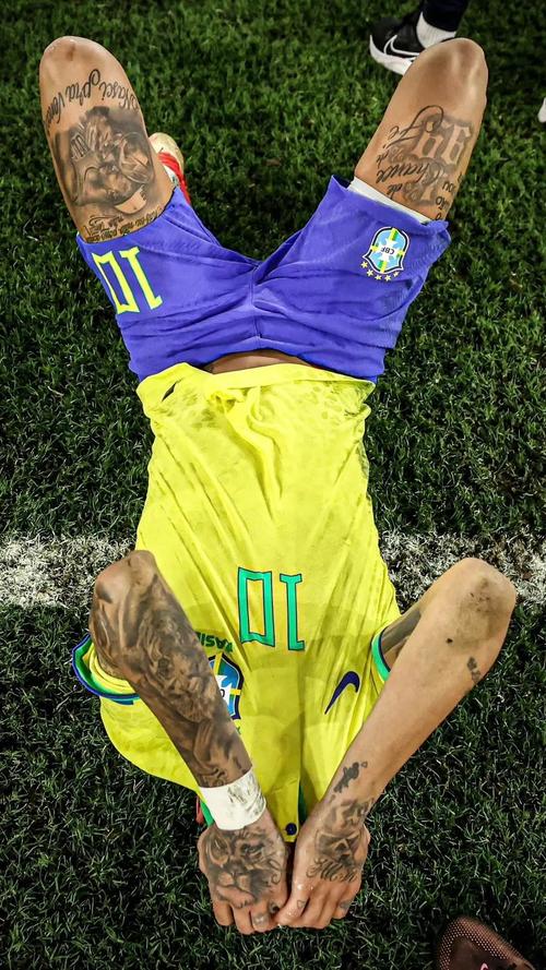 范德芬：伊萨克是最难对付的对手，他是非常全面的顶级球员（范德芬称伊萨克为最难缠对手：全面且顶级的球员）