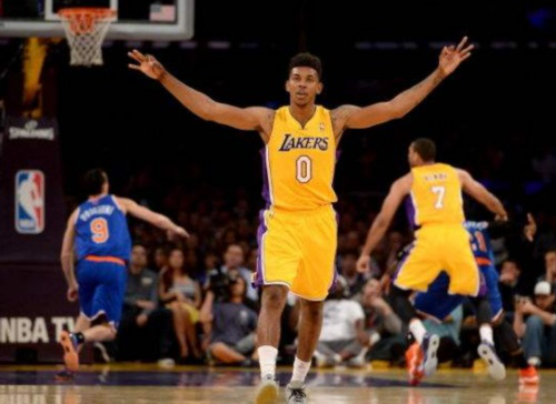 高炮台发威！唐斯反击快下 弧顶追身三分一箭穿心（高炮轰鸣！唐斯快攻跟进，弧顶追身三分一箭穿心）