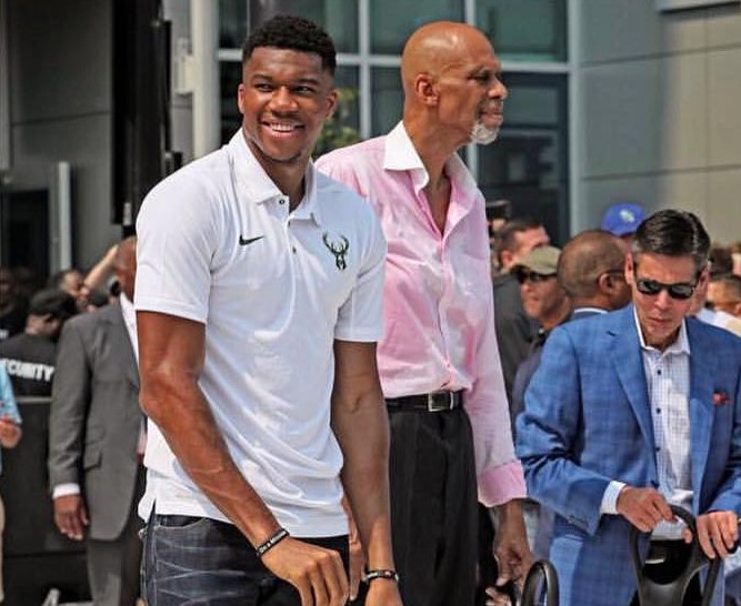 尤文vs卡利亚里首发：弗拉霍维奇领衔！伊尔迪兹、小图拉姆在列（尤文战卡利亚里首发出炉：弗拉霍维奇领衔，伊尔迪兹、小图拉姆入选）