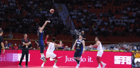 威尔斯内外开花，率队打停广厦，杨鸣激动不已！（威尔斯里突外投火力全开，率队逼停广厦，杨鸣激情庆祝！）