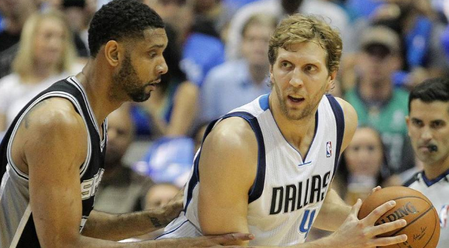 梅西雕像揭幕仪式上，梅西与宝莱坞影星沙鲁克-汗合影（梅西雕像揭幕现场，梅西与宝莱坞巨星沙鲁克·汗同框合影）