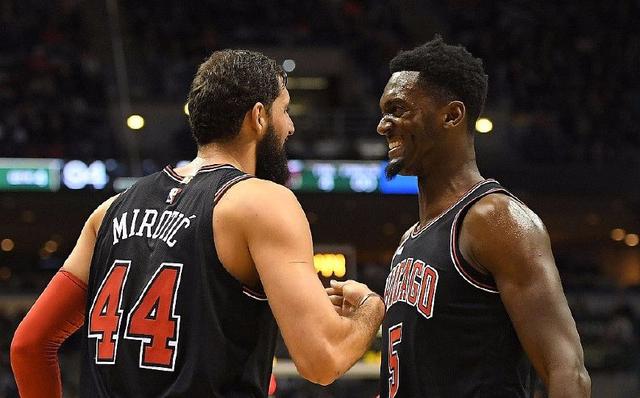 德罗赞次节6中5轰10分，带领国王反超火箭（德罗赞次节6投5中砍10分，率国王完成对火箭的反超）