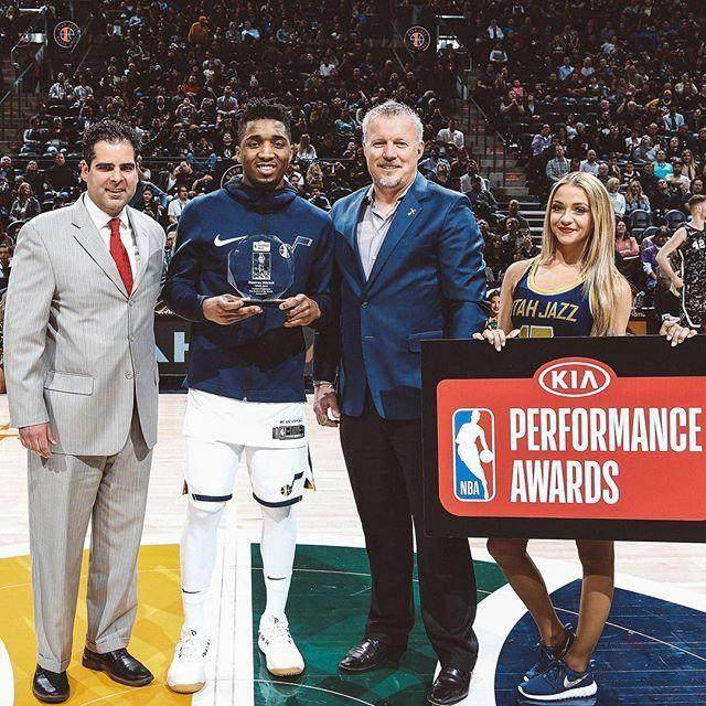 挑战与机遇并存，文章编辑作者的职业生涯（编辑与写作者的职业旅程：机遇与挑战并行）